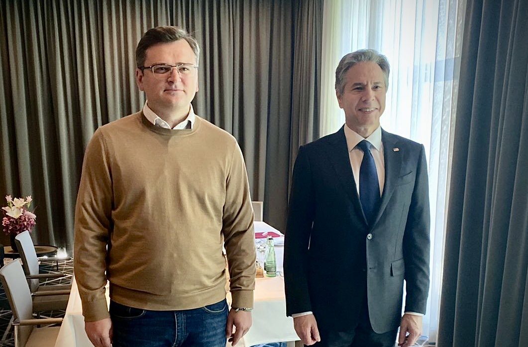 Συνάντηση Κουλέμπα – Μπλίνκεν: «Περισσότερα όπλα έρχονται στην Ουκρανία»