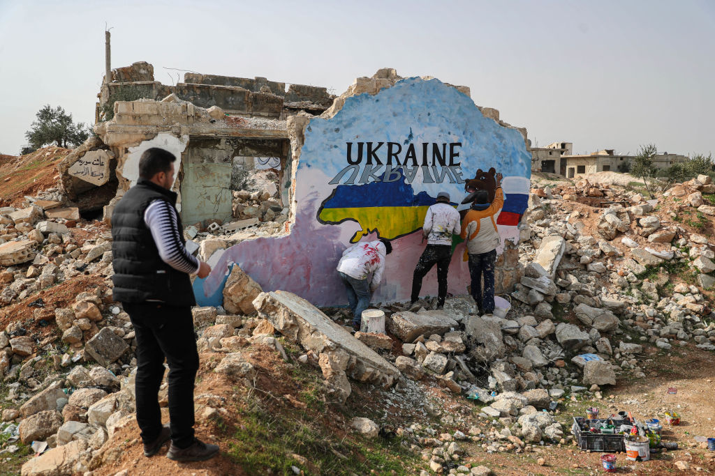 Σύροι δηλώνουν την υποστήριξη τους στην Ουκρανία με μία τοιχογραφία ανάμεσα στα συντρίμμια