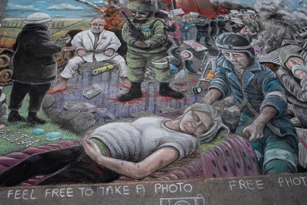 Μία τοιχογραφία που περιγράφει την φρίκη του πολέμου στην Ουκρανία, στην πλατεία Τραφάλγκαρ του Λονδίνου. Οι διαδηλώσεις κατά της ρωσικής εισβολή πραγματοποιούνται σε καθημερινή βάση στο Λονδίνο από τότε που ξεκίνησε ο πόλεμος, απαιτώντας από το ΝΑΤΟ να εμποδίσει τους ρωσικούς βομβαρδισμούς, κλείνοντας τον ουκρανικό εναέριο χώρο