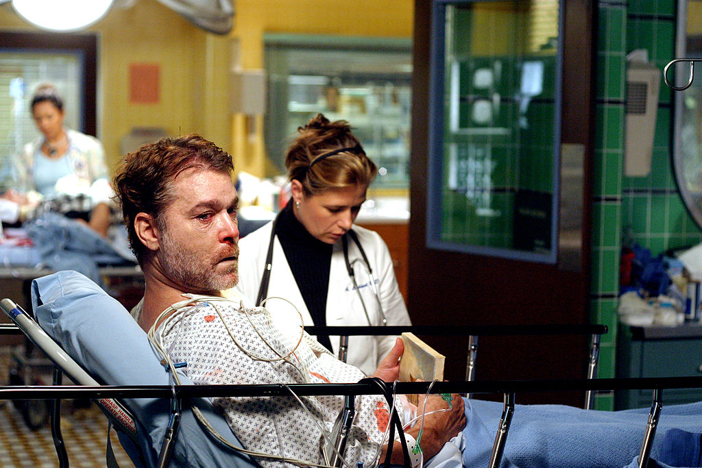 Ως Τσάρλι Μετκαλφ στο επεισόδιο «Ωρα Θανάτου» 2004) της επιτυχημένης σειράς «Στην Εντατική», μια συγκλονιστική ερμηνεία που του χάρισε το βραβείο Emmy