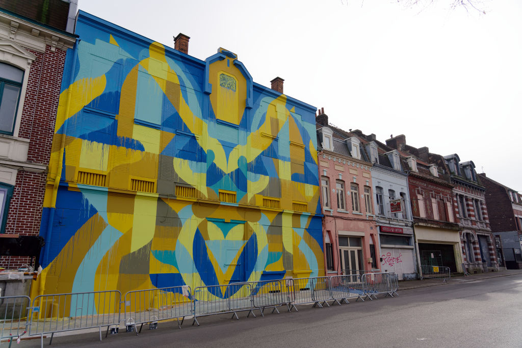 Αποψη της τοιχογραφίας της ουκρανοαμερικανίδας καλλιτέχνιδας δρόμου Μάγια Χαγιούκ αφιερωμένη στην Ουκρανία. Το έργο είναι μέρος της έκθεσης 