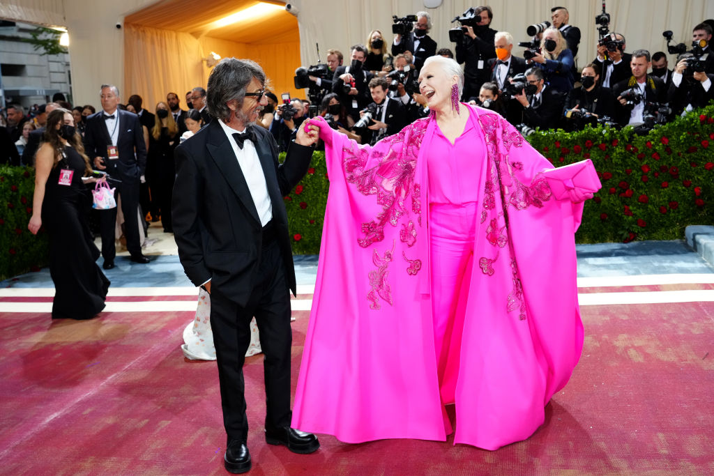 Η Γκλεν Κλόουζ χαρούμενη στα φούξια μαζί με τον Πιερπάολο Πιτσιόλι, τον σχεδιαστή του οίκου Valentino