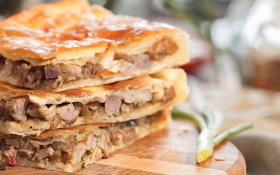 Λαχταριστή κιμαδόπιτα με αγκινάρες και γραβιέρα