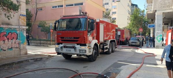 Πυρκαγιά σε διώροφο κτίριο στο κέντρο της Αθήνας