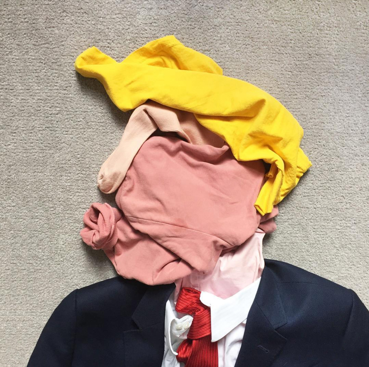 Πορτρέτο του Ντόναλντ Τραμπ, φτιαγμένο από κάλτσες και άλλα άπλυτα ρούχα