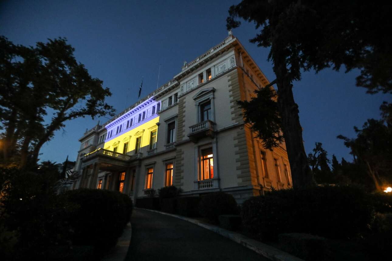 Στις 9 Μαΐου φωταγωγήθηκε και το ημέτερο Προεδρικό Μέγαρο στα χρώματα της ουκρανικής σημαίας – διότι στη Δύση (συνεπώς και στην Αθήνα) το ημερολόγιο έδειχνε εορτασμό της Ημέρας της Ευρώπης προς τιμήν της Ευρωπαϊκής Ενωσης 