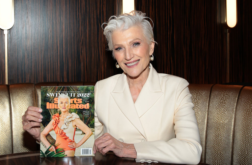 Η 74χρονη «μαμά του Ελον» σε εξώφυλλο με μαγιό