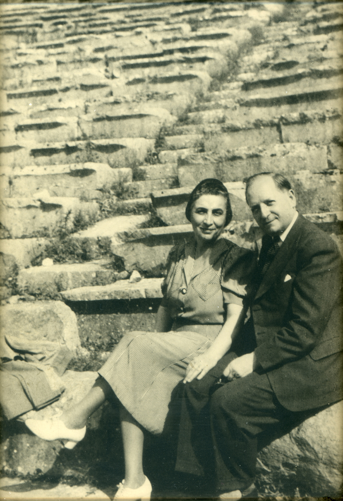 Οι ιδρυτές του Κέντρου Μικρασιατικών Σπουδών, Μέλπω και Οκτάβιος Μερλιέ, στους Δελφούς, το 1950