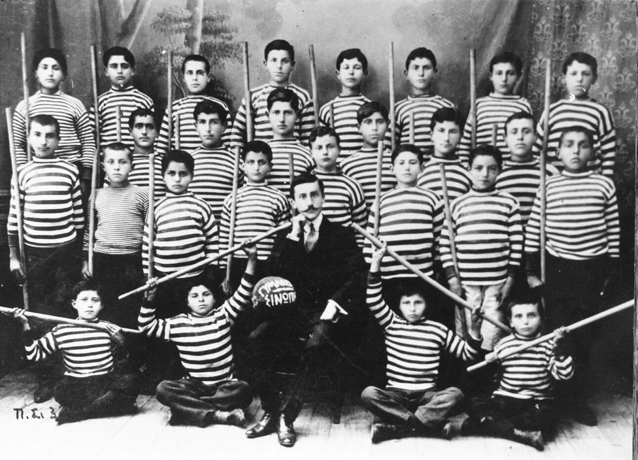 Τα παιδιά του γυμναστηρίου της Σινώπης, στον Πόντο, φωτογραφίζονται με τον δάσκαλό τους (1909 - 1910)