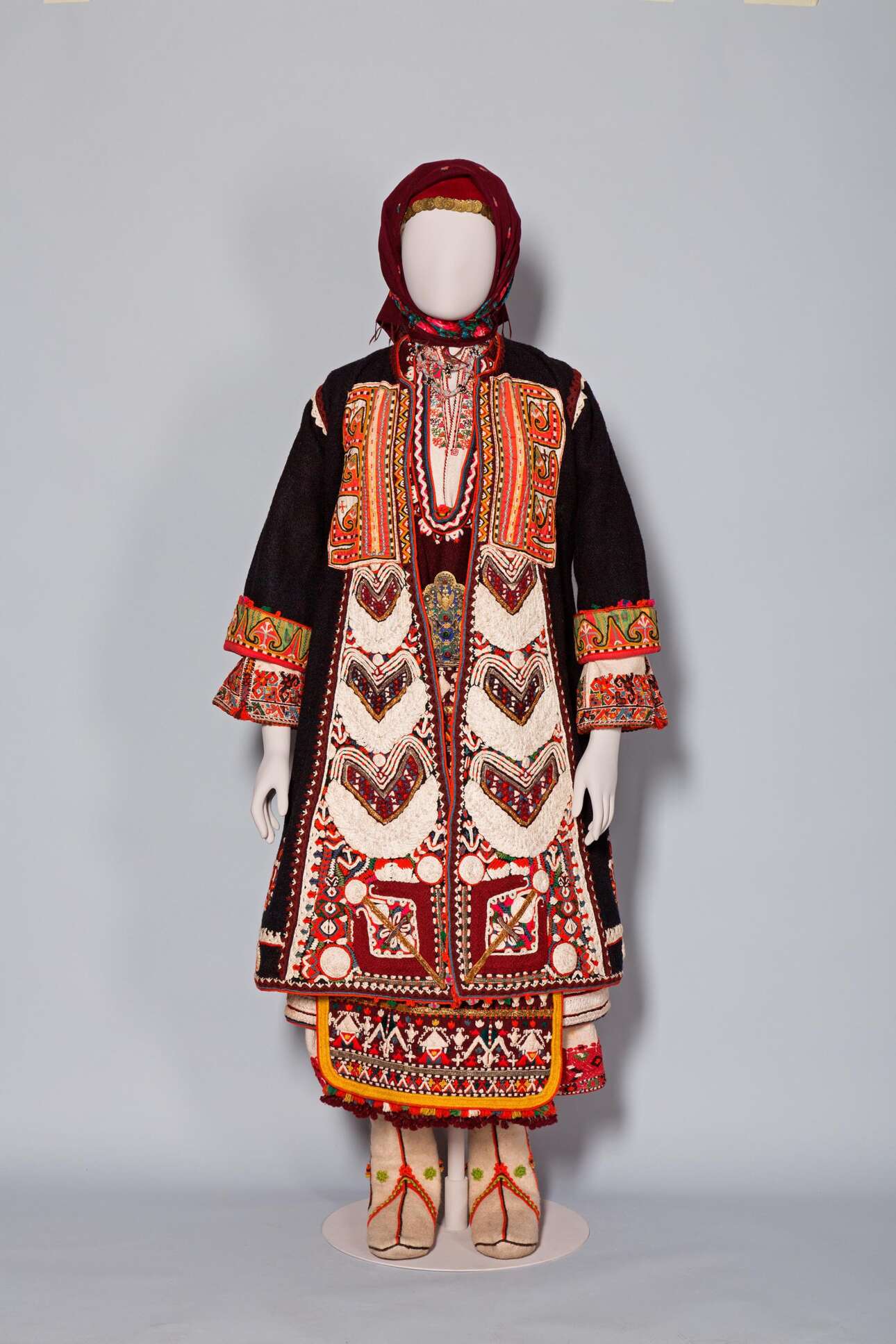 Νυφική φορεσιά από τα χωριά Μικρό και Μεγάλο Ζαλούφι, στην περιφέρεια της Mακράς Γέφυρας (Uzunköprü) στην Ανατολική Θράκη, τέλη του 19ου αιώνα