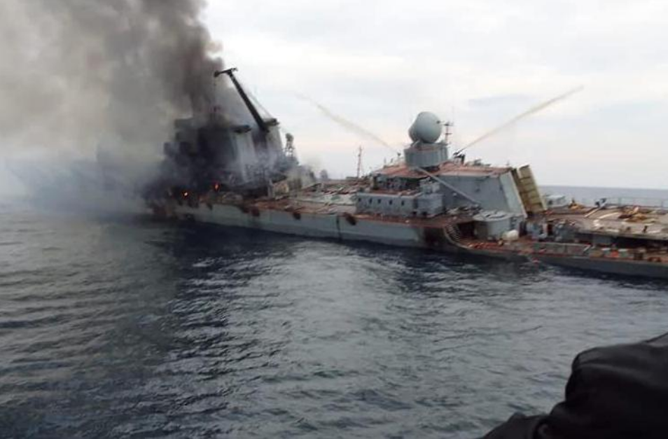 Οι δραματικοί διάλογοι του πληρώματος του «Moskva» λίγο πριν βυθιστεί: «Το πλοίο γέρνει στο πλάι»