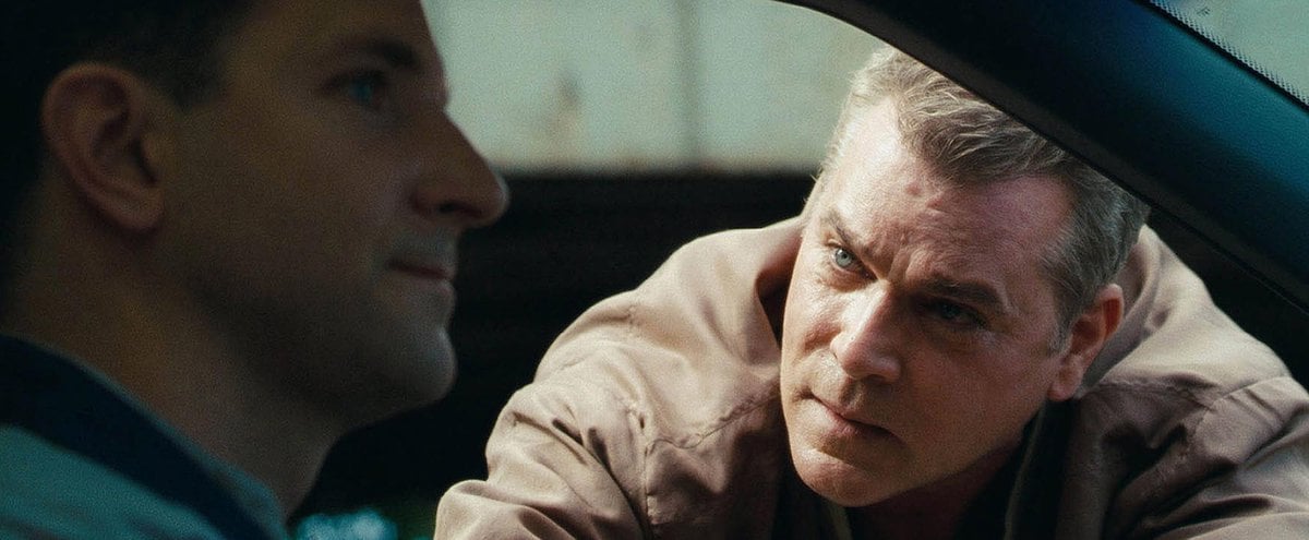 Στον ρόλο του διεφθαρμένου αστυνομικού απέναντι στον Μπράντλεϊ Κούπερ, στην ταινία «Στο Τέλος του Δρόμου» (2012), μία σπονδυλωτή ταινία για την ανδρική ενηλικίωση και την οικογένεια 