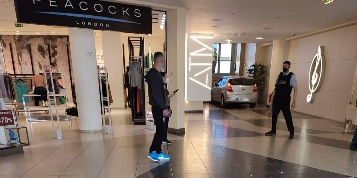 IX καρφώθηκε σε βιτρίνα στο εμπορικό κέντρο River West, στον Κηφισό