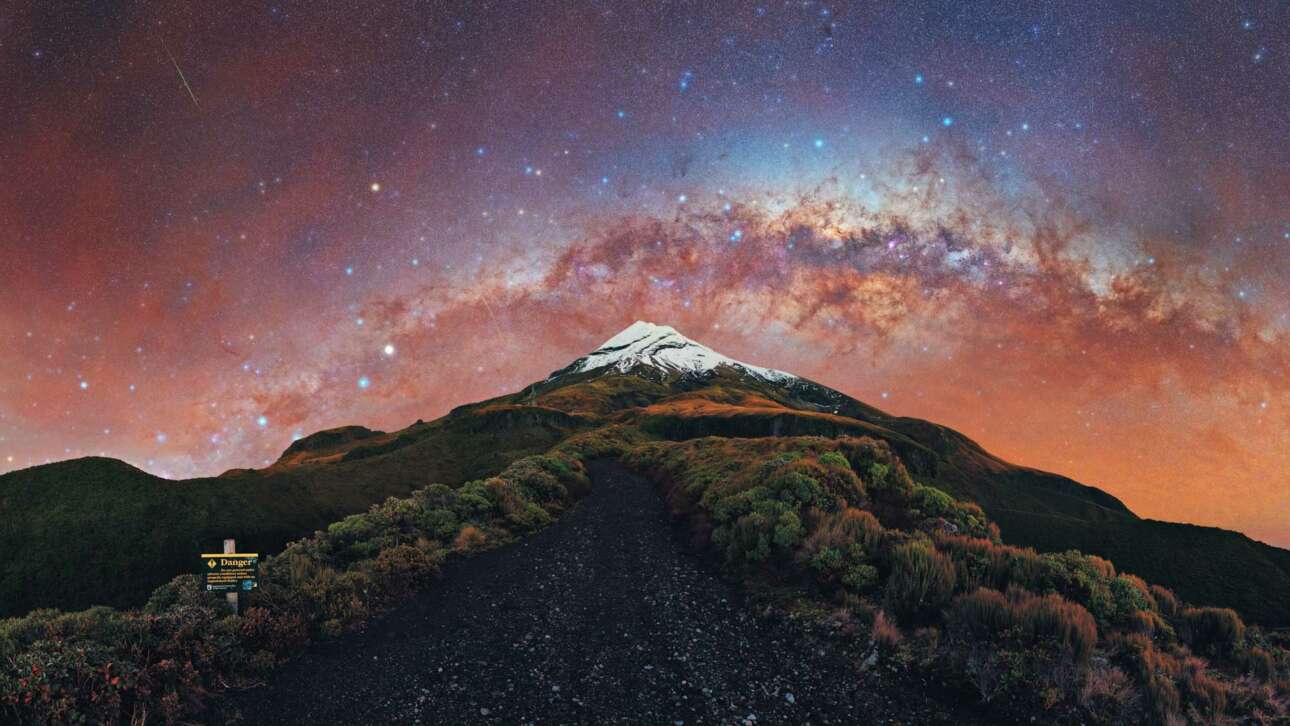 Η γαλαξιακή δομή ξεπροβάλει πάνω από την χιονισμένη κορυφή του όρους Taranaki στην Νέα Ζηλανδία