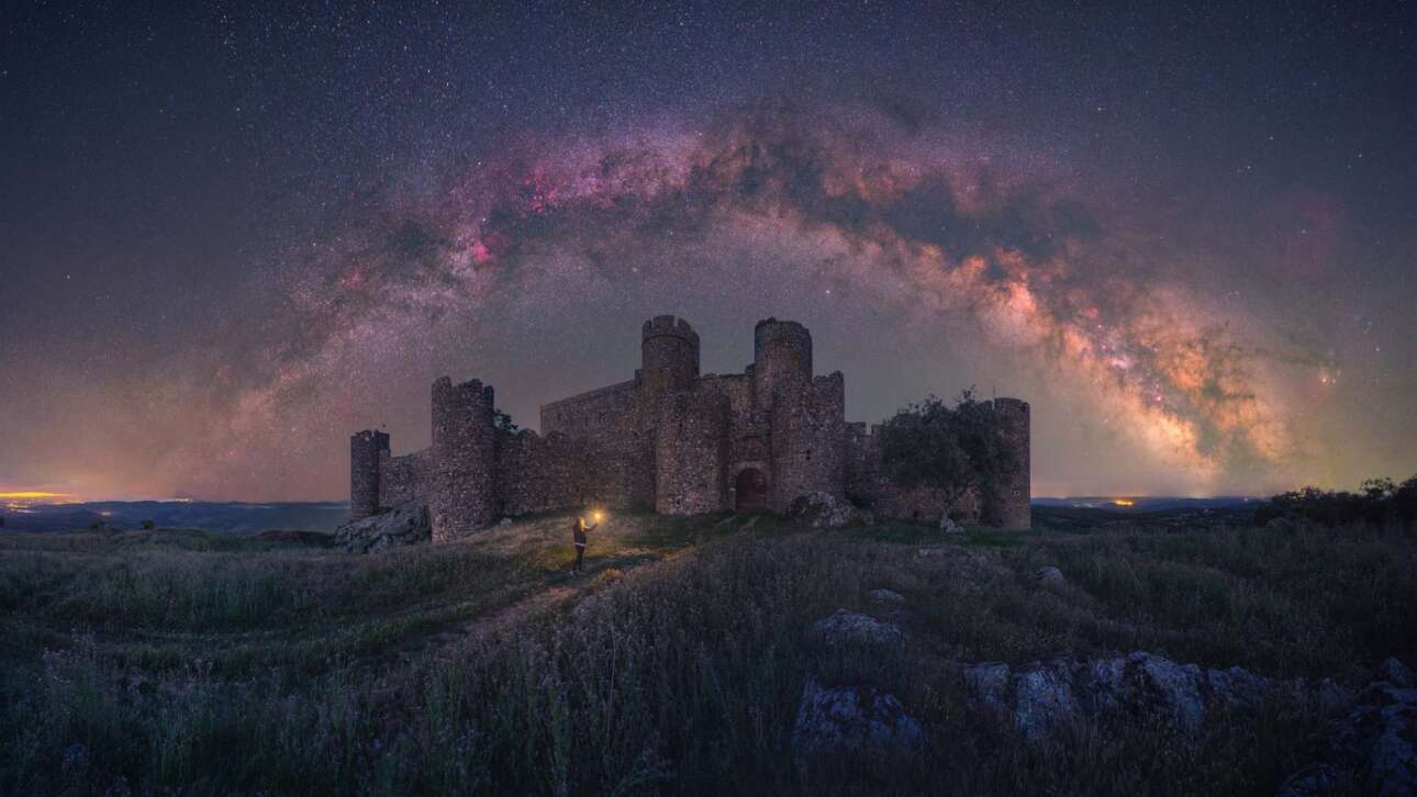 Μια γαλαξιακή αψίδα πάνω από κάστρο στην Εστρεμαδούρα, μια από τις 17 αυτόνομες περιφέρειες της Ισπανίας, δυτικά, στα σύνορα με την Πορτογαλία