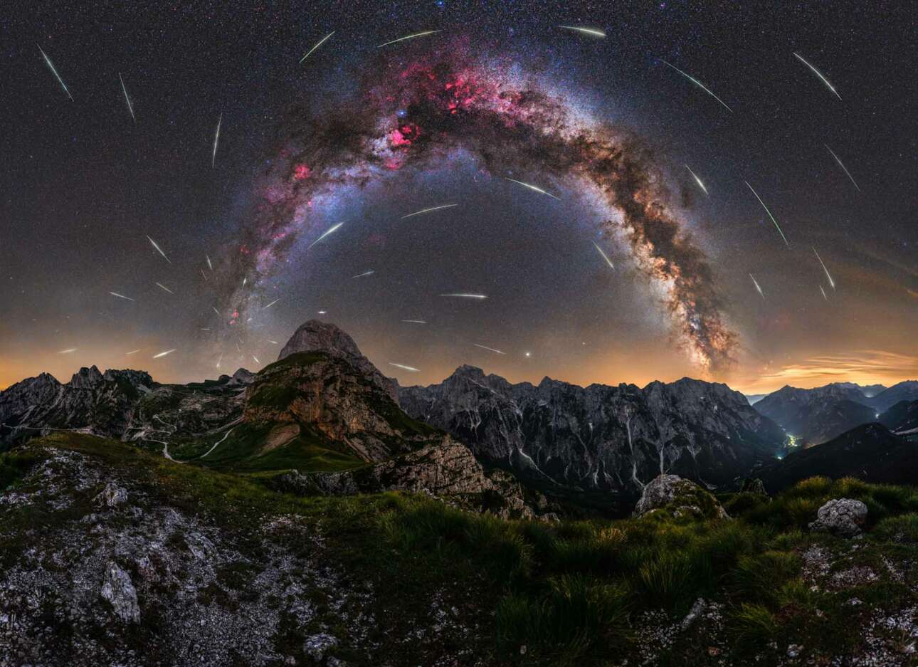 Εντυπωσιακό σκηνικό με τις Περσείδες (βροχή μετεωριτών) να μοιάζουν με πυροτεχνήματα που σκάνε πάνω στην γαλαξιακή δομή στον ουρανό των Ιουλιανών Άλπεων, στη Σλοβενία