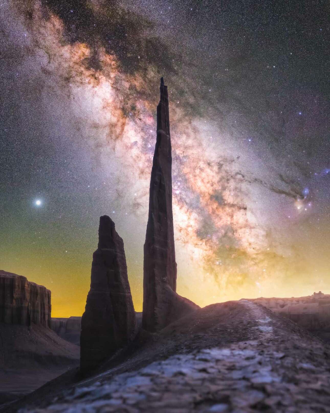 Μια ακόμη φωτογραφία όπου το σκηνικό της ερήμου εντυπωσιάζει περισσότερο από την εικόνα του ουράνιου θόλου και του γαλαξία. Πρόκειται για την περιοχή Hanksville Badlands στην έρημο της Γιούτα, στις ΗΠΑ