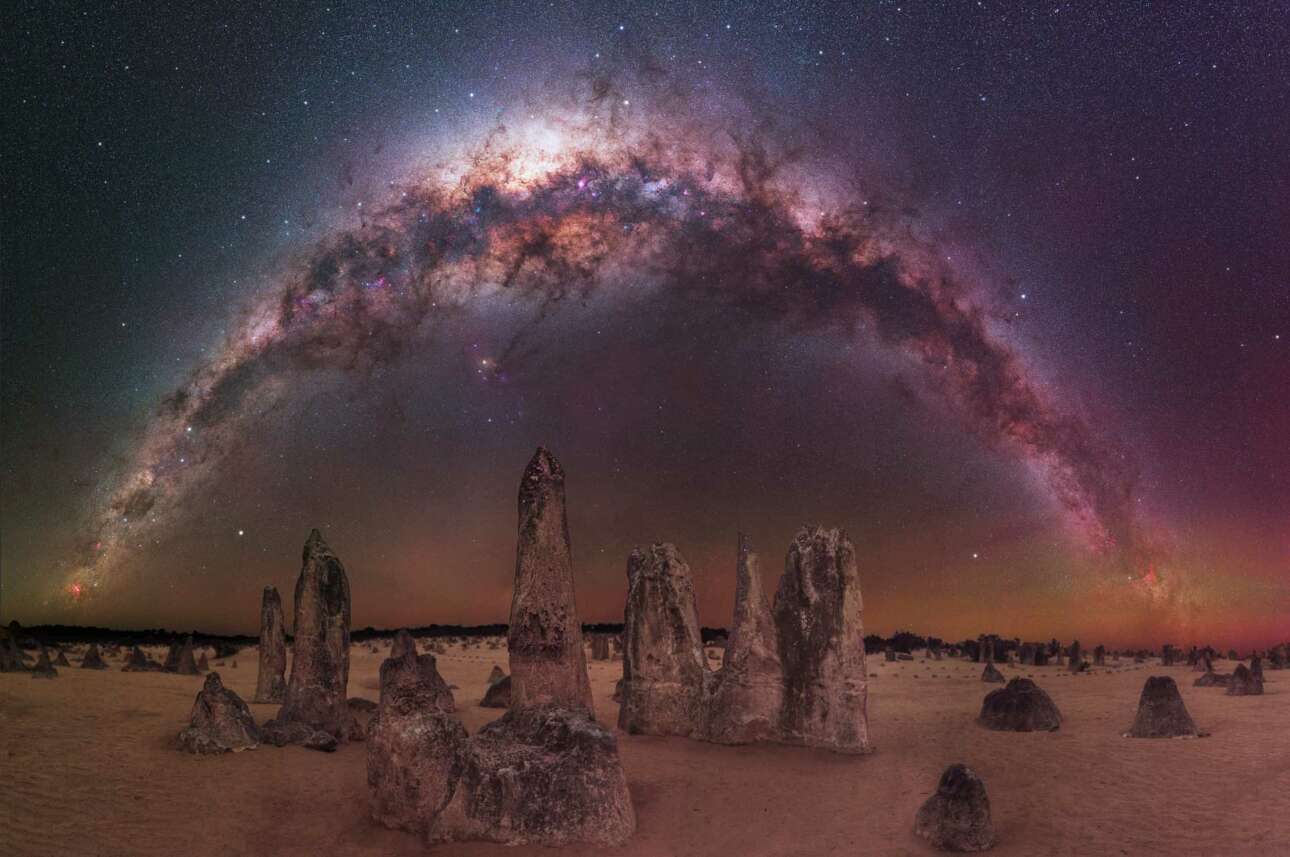 Ένα πανόραμα 180 μοιρών του γαλαξία στον δυτικό ορίζοντα της ερήμου Pinnacles στη Δυτική Αυστραλία όπου υπάρχουν χιλιάδες μονόλιθοι από ασβεστόλιθο