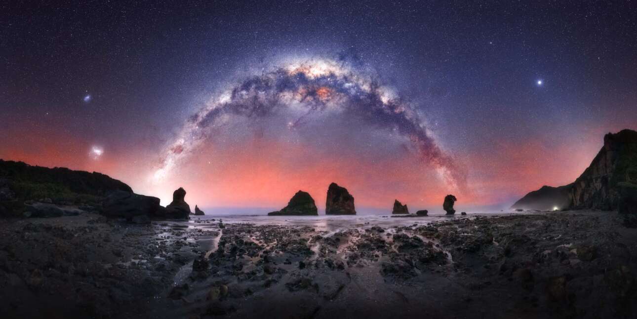 O γαλαξιακός πυρήνας εμφανίζεται στον ουρανό των δυτικών ακτών του ενός εκ των δύο μεγάλων νησιών από τα οποία αποτελείται η Νέα Ζηλανδία, του South Island.  Χαρακτηρίζεται από τις έντονες αντιθέσεις φωτός και χρωμάτων που δημιουργούν ένα εντυπωσιακό σκηνικό