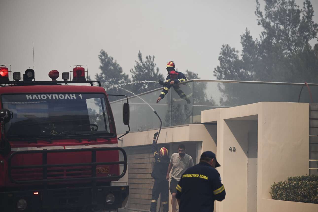 Βούλα: Σε ύφεση η πυρκαγιά