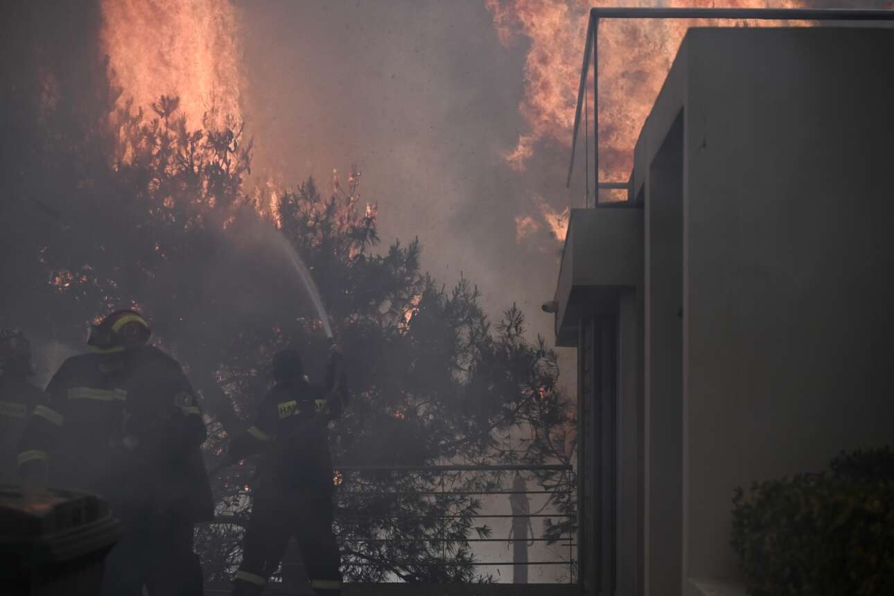 Πυροσβέστες προσπαθούν να προστατεύσουν τα σπίτια