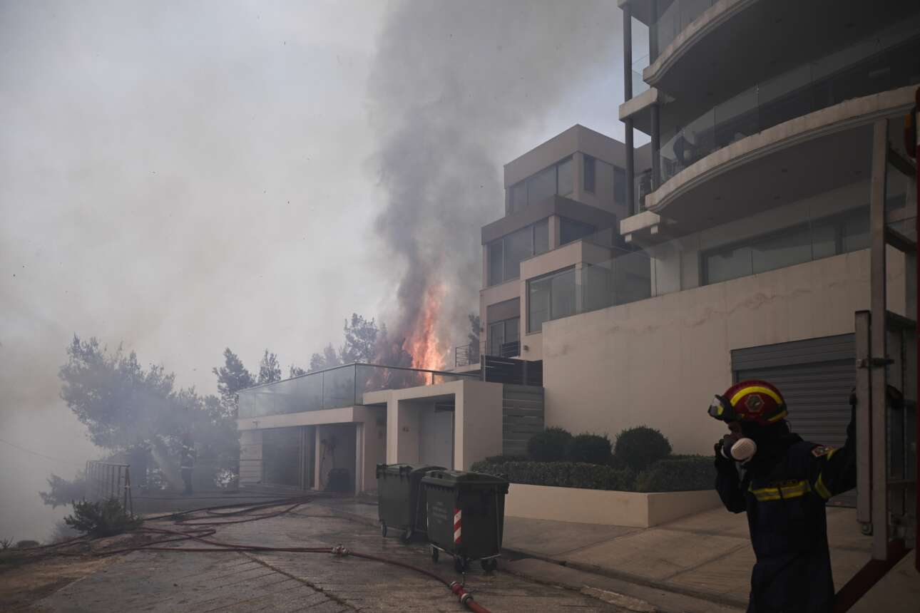 Οι φλόγες έφτασαν στα πολυτελή σπίτια στο πανόραμα της Βούλας