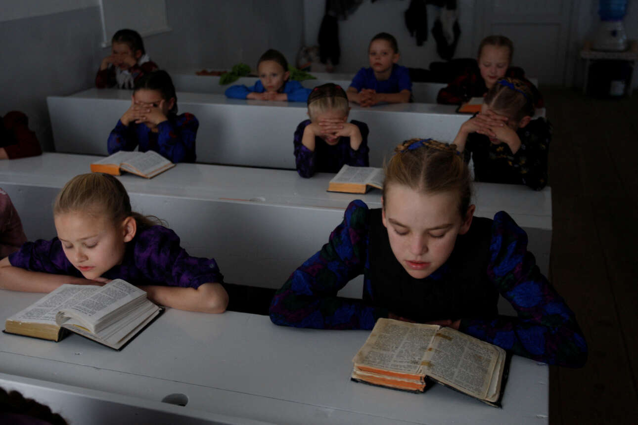 Κορίτσια διαβάζουν τη Βίβλο στο σχολείο τους στην κοινότητα των Μενονιτών του Μπουένος Άιρες, στην Τσιουάουα. Οι Μενονίτες τελειώνουν το σχολείο σε ηλικία 12 ετών. Τα αγόρια και τα κορίτσια κάθονται χωριστά στις τάξεις, όπως και οι άνδρες και οι γυναίκες στα στασίδια της εκκλησίας τις Κυριακές