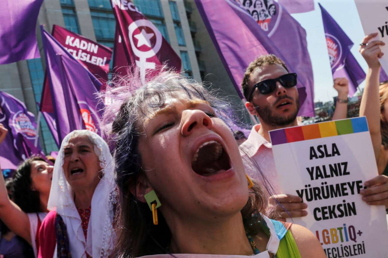Η λεζάντα του πρακτορείου γράφει: «Μέλη της πλατφόρμας ‘‘Θα σταματήσουμε τη γυναικοκτονία’’ συμμετέχουν σε πορεία διαμαρτυρίας στην Κωνσταντινούπολη εναντίον δικαστικής αποφάσεως που ορίζει ότι η πλατφόρμα αυτή πρέπει να κλείσει» 