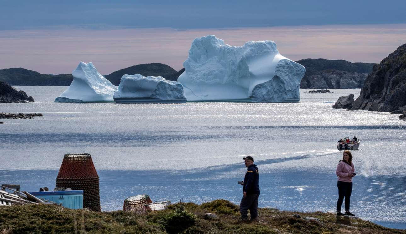 Παγόβουνο πλέει κοντά στην ακτή του Merritt's Harbour στην καναδική επαρχία Newfoundland – οι ντόπιοι κοιτάζουν αλλού, αλλά το καρέ είναι ενδιαφέρον για το μεσογειακό μάτι 