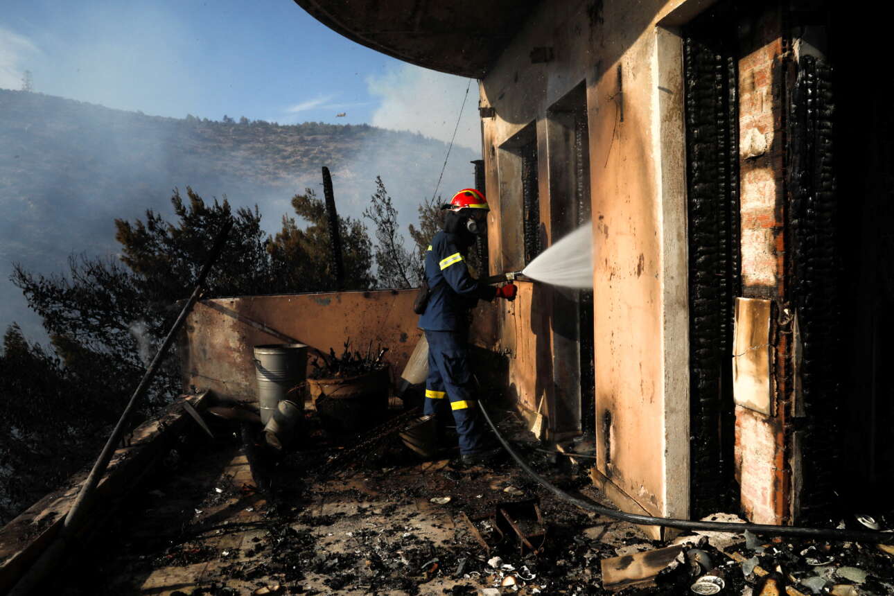 Μία από τις κατοικίες που παραδόθηκε στις φλόγες - η πυροσβεστική έφτασε αργά