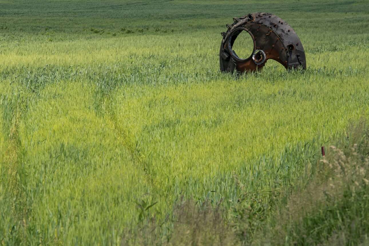 Αυτή η μολυβένια μουντζούρα στον χρυσοπράσινο πίνακα δεν είναι εξάρτημα θεριζοαλωνιστικής μηχανής, θλιβερό απομεινάρι κάποιας ατυχούς ημέρας, αλλά πυργίσκος τεθωρακισμένου – το χωράφι με τα σιτάρια είναι ουκρανικό 