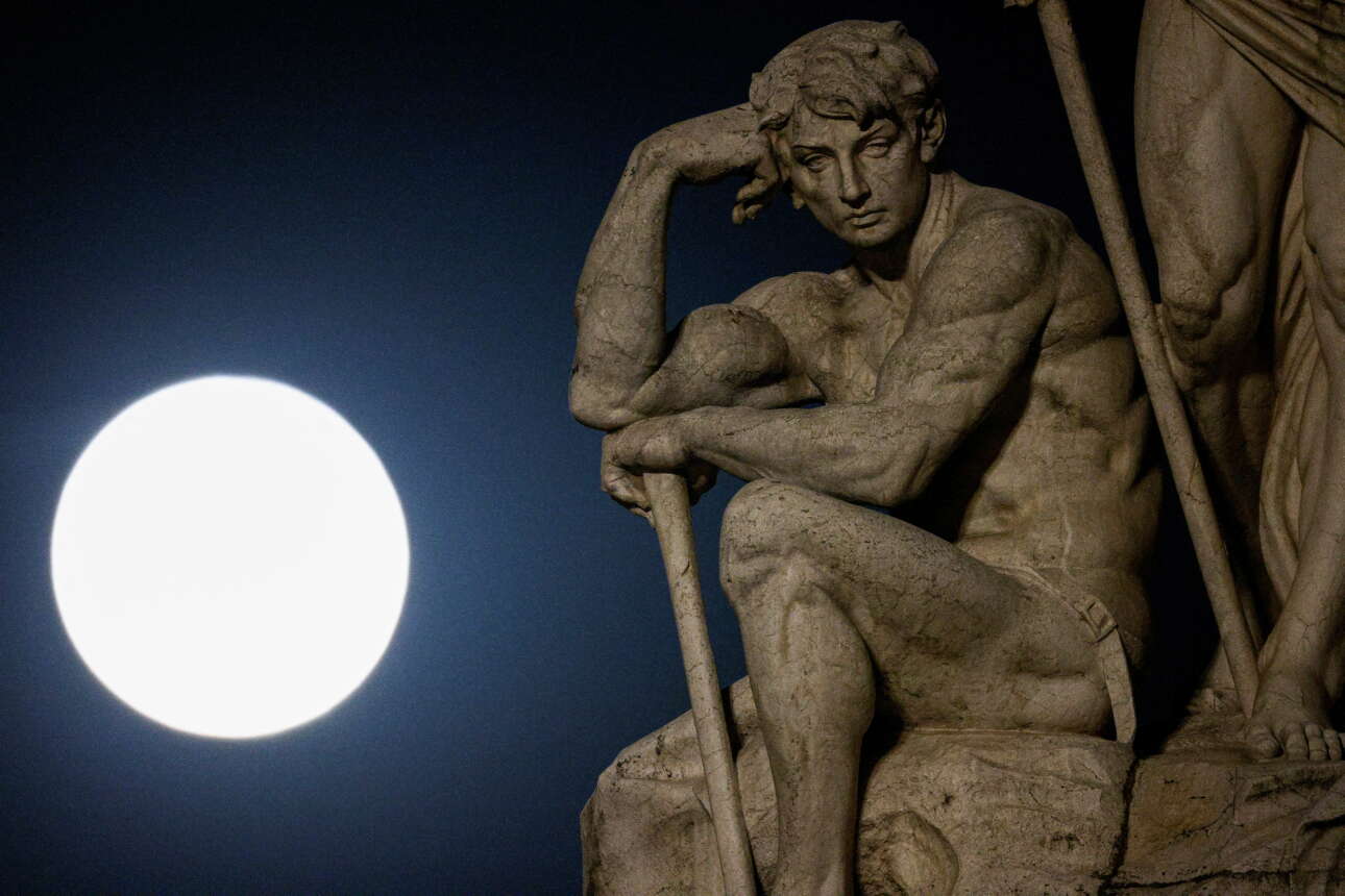 Η Πανσέληνος ανατέλλει πίσω από ένα άγαλμα στη Ρώμη