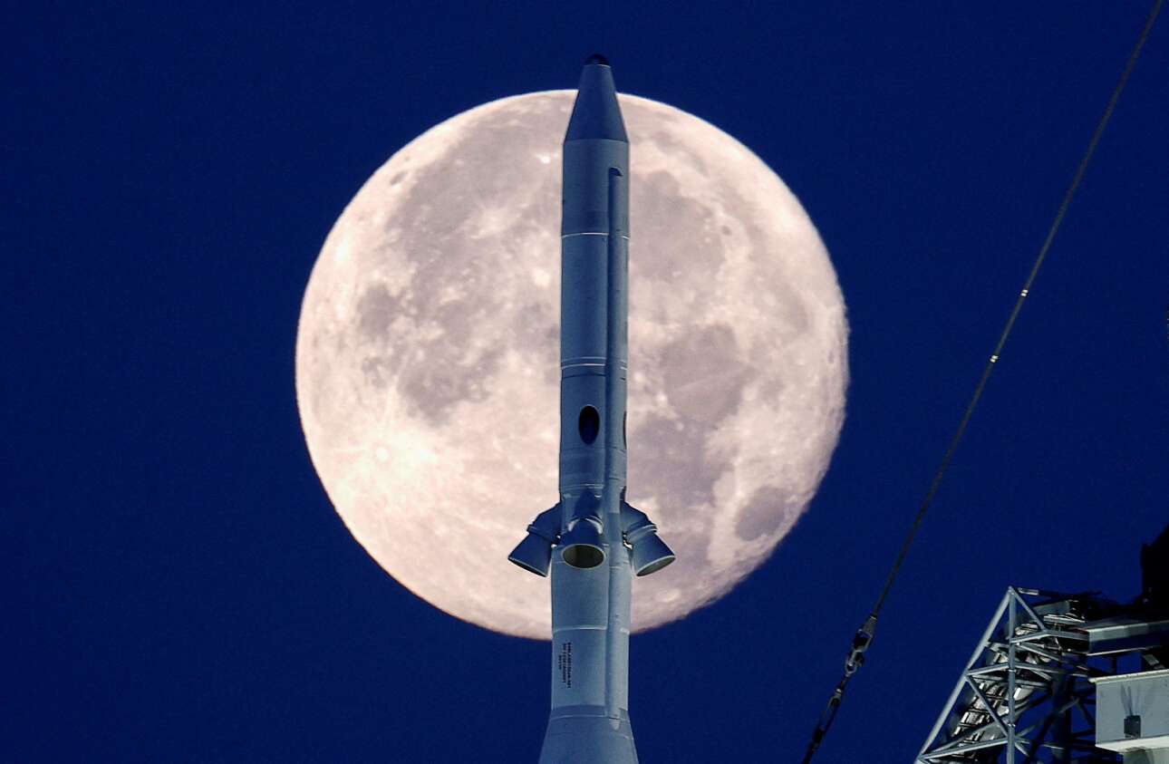 Nα και μία φωτογραφία, από το Κανάβεραλ της Φλόριντα, με την πανσέληνο του Ιουνίου που δεν δείχνει το κλισέ «φεγγάρι και μνημείο»: δεσπόζει ο πύραυλος επόμενης γενιάς της NASA με την ονομασία Space Launch System (SLS) Artemis 1