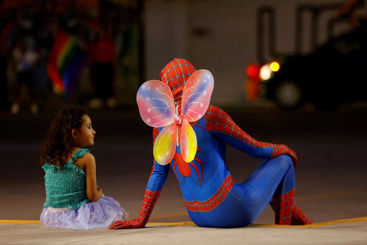 Σε αυτό το φιλοπερίεργο τετράχρονο κορίτσι κάνει παρέα ένας (ή μία) φτερωτός (ή φτερωτή) «Σπάιντερμαν» (ή «Σπαϊντεργούμαν») που συμμετείχε σε παρέλαση ΛΟΑΤΚΙ στην πόλη Χουάρεζ του Μεξικού