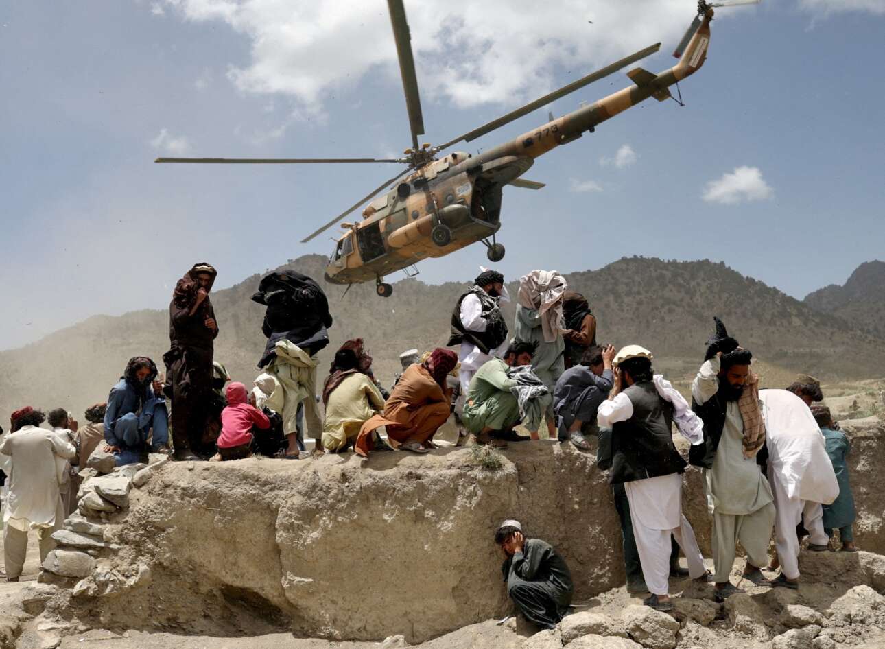 Τρόμος, θρήνος και απόγνωση στις σεισμόπληκτες επαρχίες του Αφγανιστάν – εδώ εικονίζεται ένα ελικόπτερο των Ταλιμπάν που μόλις ξεφόρτωσε τα απολύτως αναγκαία για την επιβίωση των χωρικών και απογειώνεται για να ξαναφορτώσει και να επιστρέψει