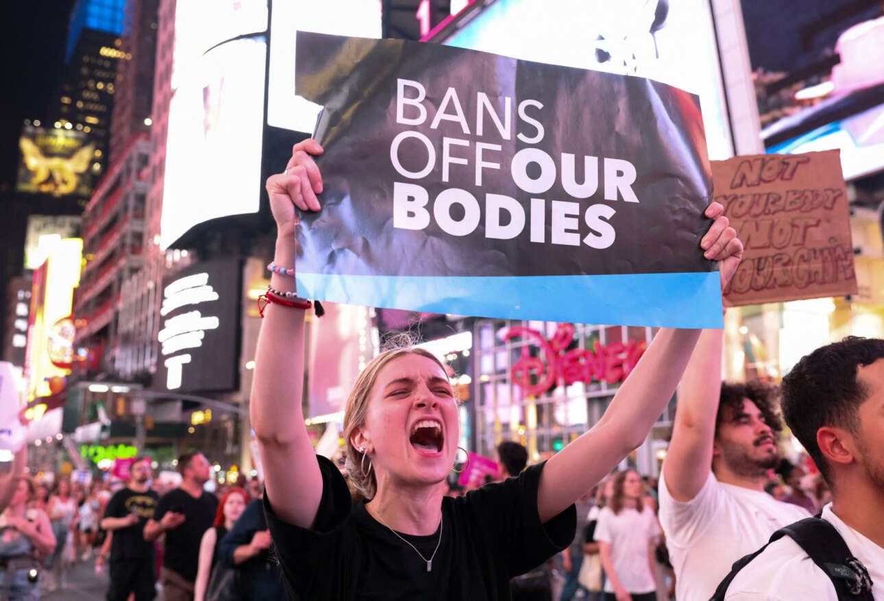 Διαδηλώτρια σε πορεία υπέρ των αμβλώσεων στη Νέα Υόρκη με σύνθημα: «Οι απαγορεύσεις μακριά από το σώμα μας» 