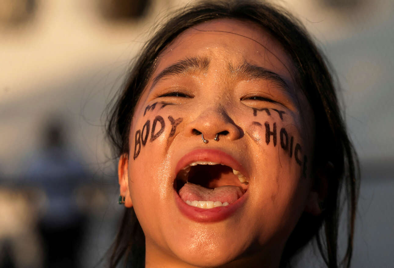 «Σώμα μου, επιλογή μου» γράφει το πρόσωπο της 20χρονης διαδηλώτριας στην Ουάσινγκτον