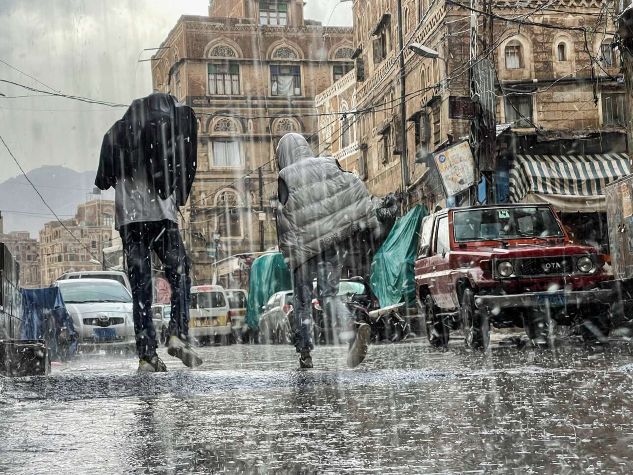 Στον καταραμένο τόπο Μάη μήνα βρέχει, και για Ιούνιο δεν το συζητάμε καν: καρέ από την πρωτεύουσα της Υεμένης Σαναά όπου «η βρόχα έπεφτε στρέιτ θρου», λες και την έστειλε από τον άλλον κόσμο ο πλακατζής Ζαμπέτας  