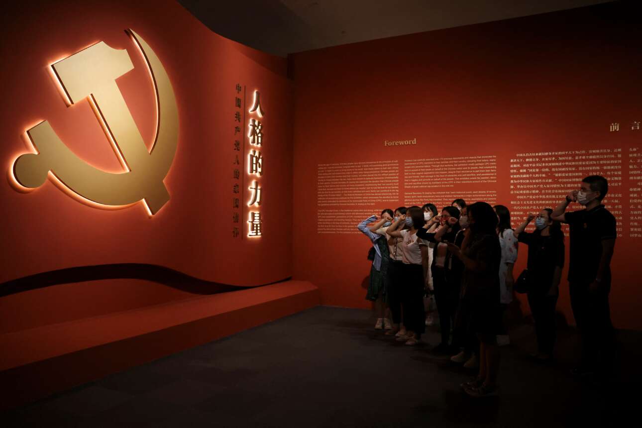 Η επανάσταση εκτίθεται: νεολαίοι, με τις γροθιές τους σε χαιρετισμό, ψάλλουν τον κομματικό ύμνο μπροστά στο σφυροδρέπανο του ΚΚ Κίνας στο Εθνικό Μουσείο του Πεκίνου – και εμείς στην Αθήνα, σύντροφοι επενδυτές, έχουμε Βυζαντινό και Χριστιανικό Μουσείο, όμως δεν σταυροκοπιόμαστε μπροστά στις προθήκες…