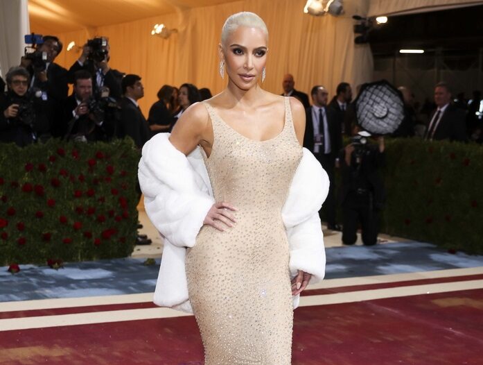 Η Κιμ Καρντάσιαν κατηγορείται ότι χάλασε ιστορικό φόρεμα της Μέριλιν Μονρόε