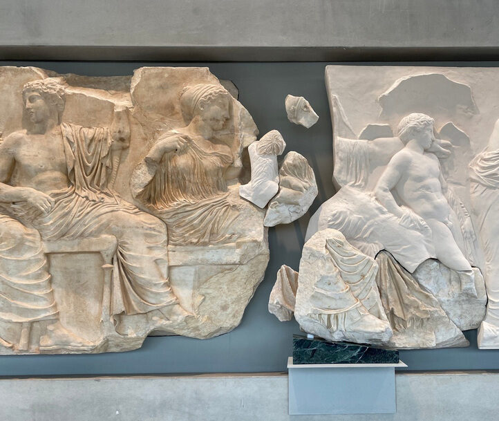 Μουσείο Ακρόπολης: Συγκίνηση για την οριστική επανένωση του θραύσματος Fagan με τη ζωοφόρο του Παρθενώνα