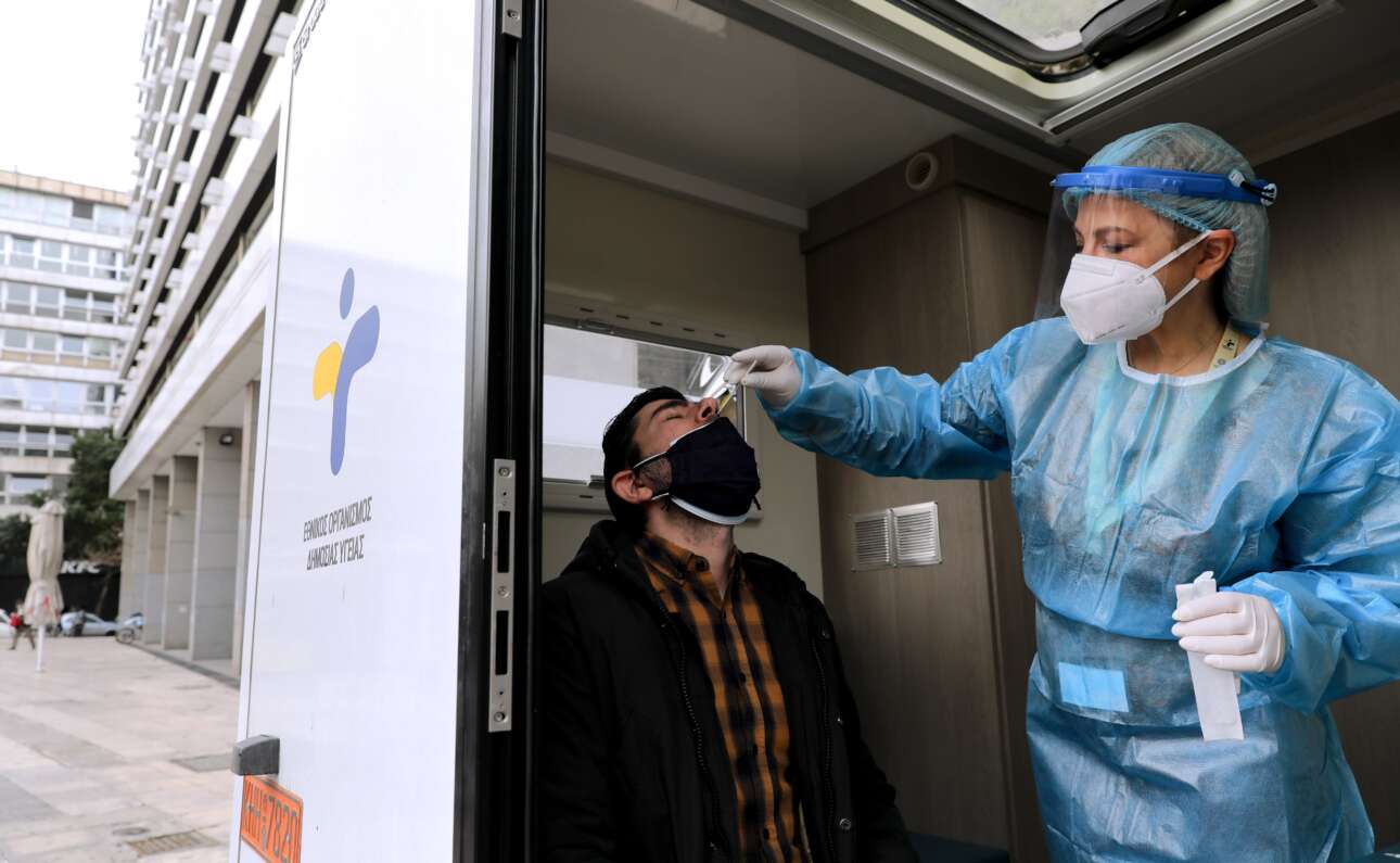 Κορονοϊός: 2.501 κρούσματα, 10 νεκροί και 119 διασωληνωμένοι τη Δευτέρα