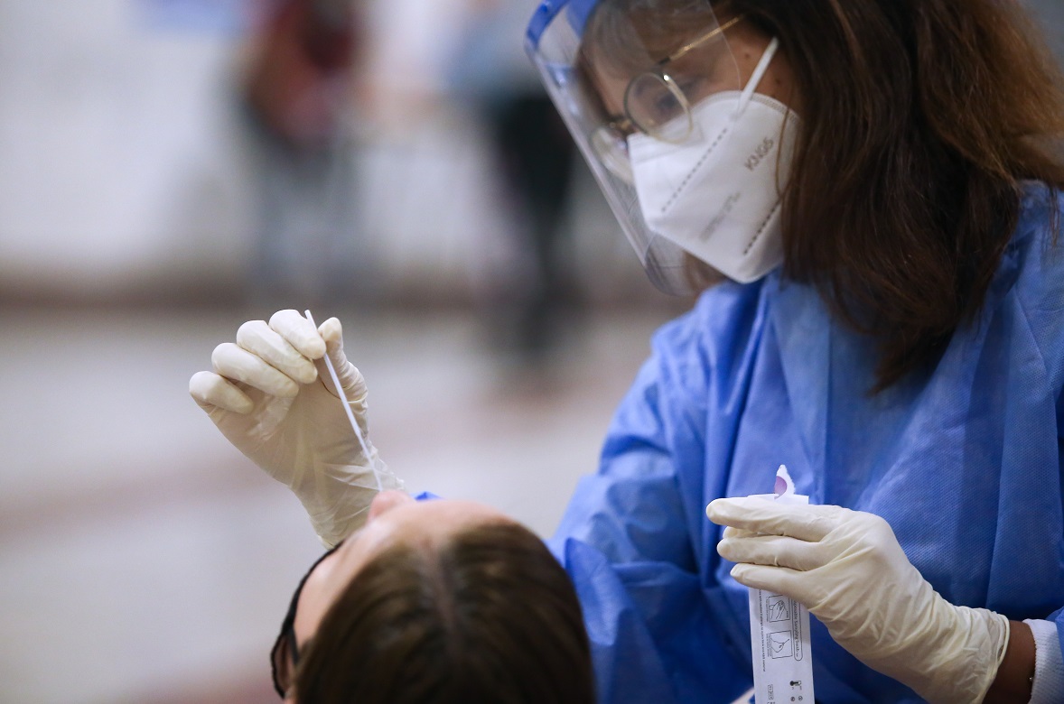 Κορονοϊός: 4.496 κρούσματα, 13 νεκροί και 115 διασωληνωμένοι την Τετάρτη