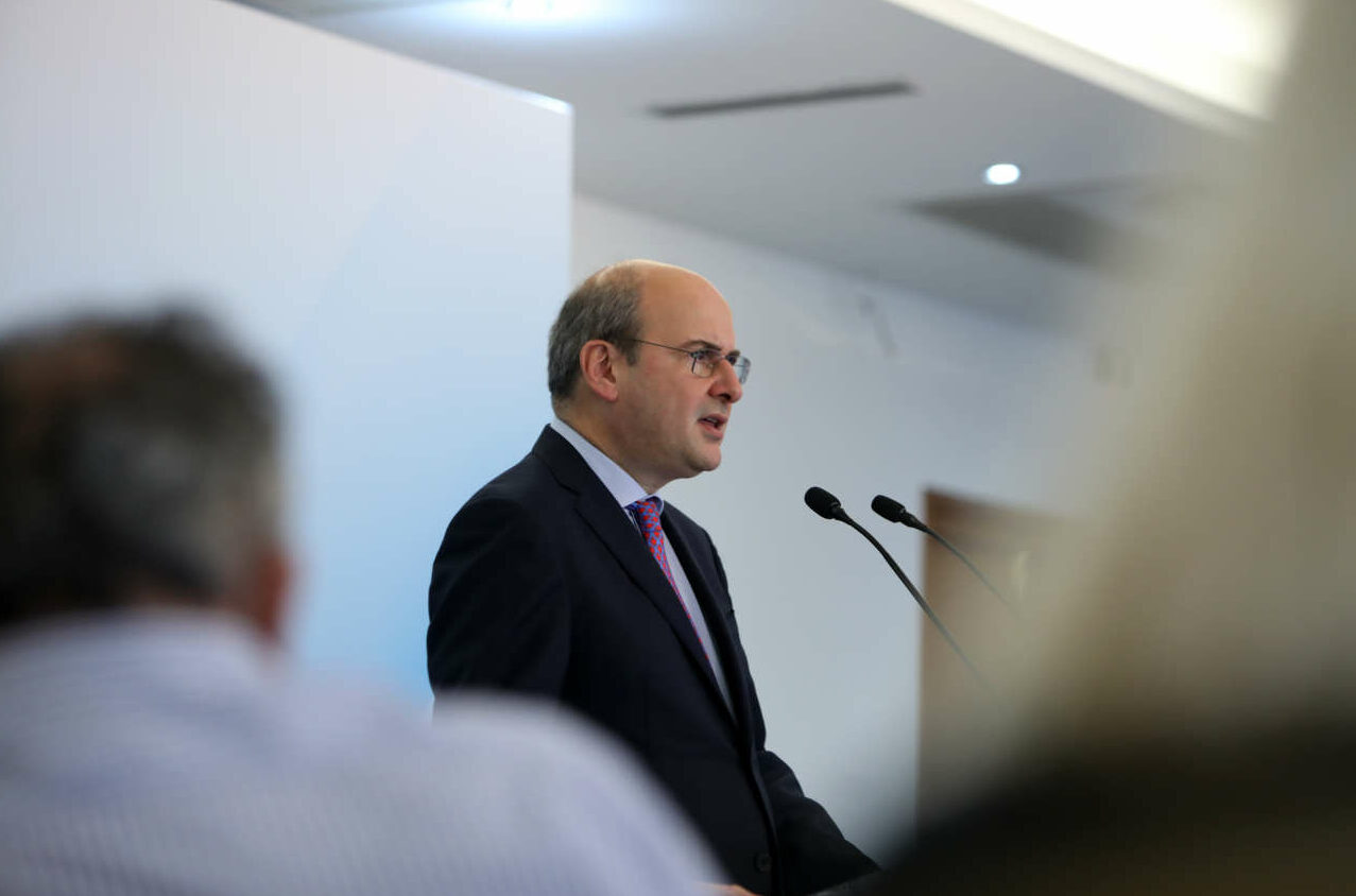 Χατζηδάκης: Νέο πρόγραμμα για 10.000 ανέργους – Μηνιαία επιδότηση ίση με τον κατώτατο μισθό