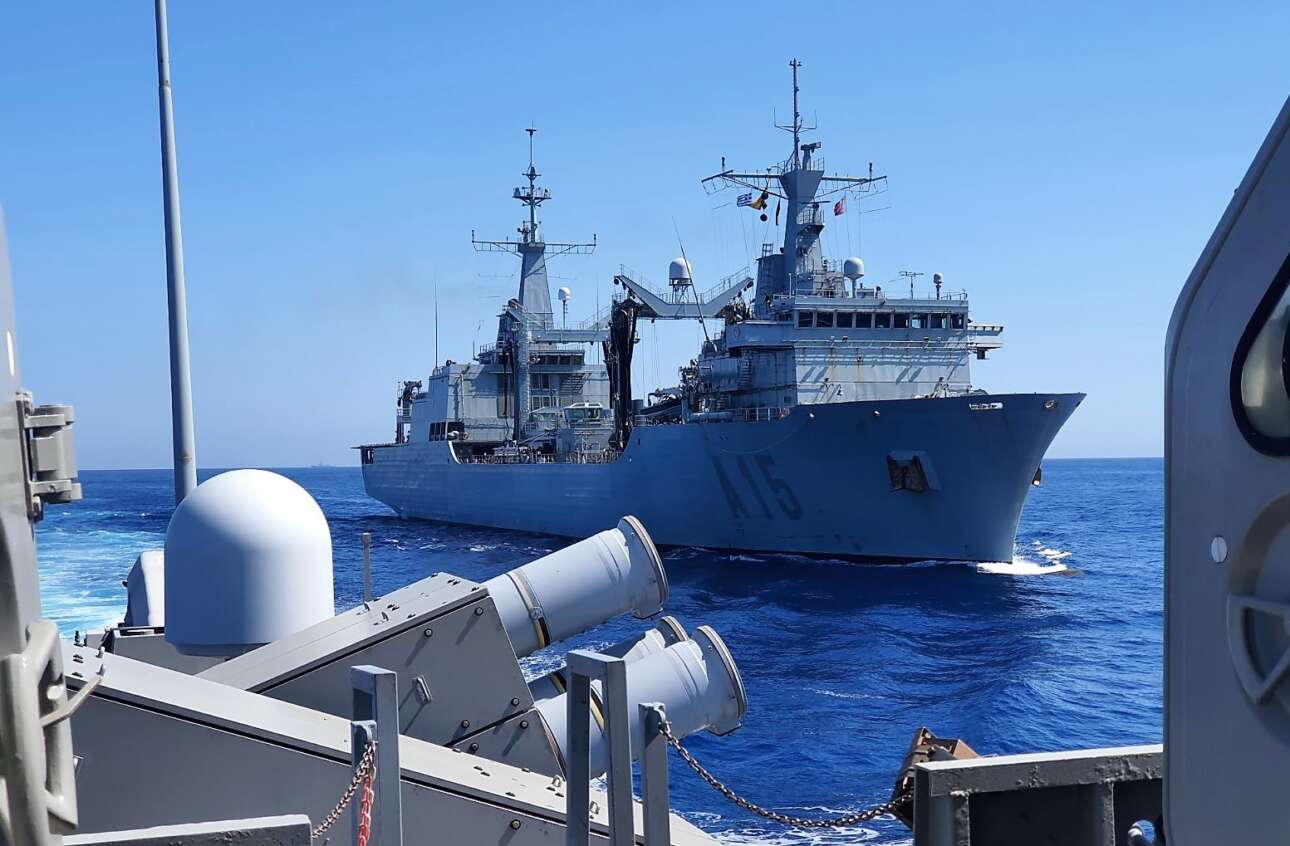 Στιγμιότυπο από την ελληνοϊσπανική άσκηση πολεμικών πλοίων και αεροσκαφών που έγινε την 1η Ιουνίου στη θάλασσα της Καρπάθου για λογαριασμό του ΝΑΤΟ 