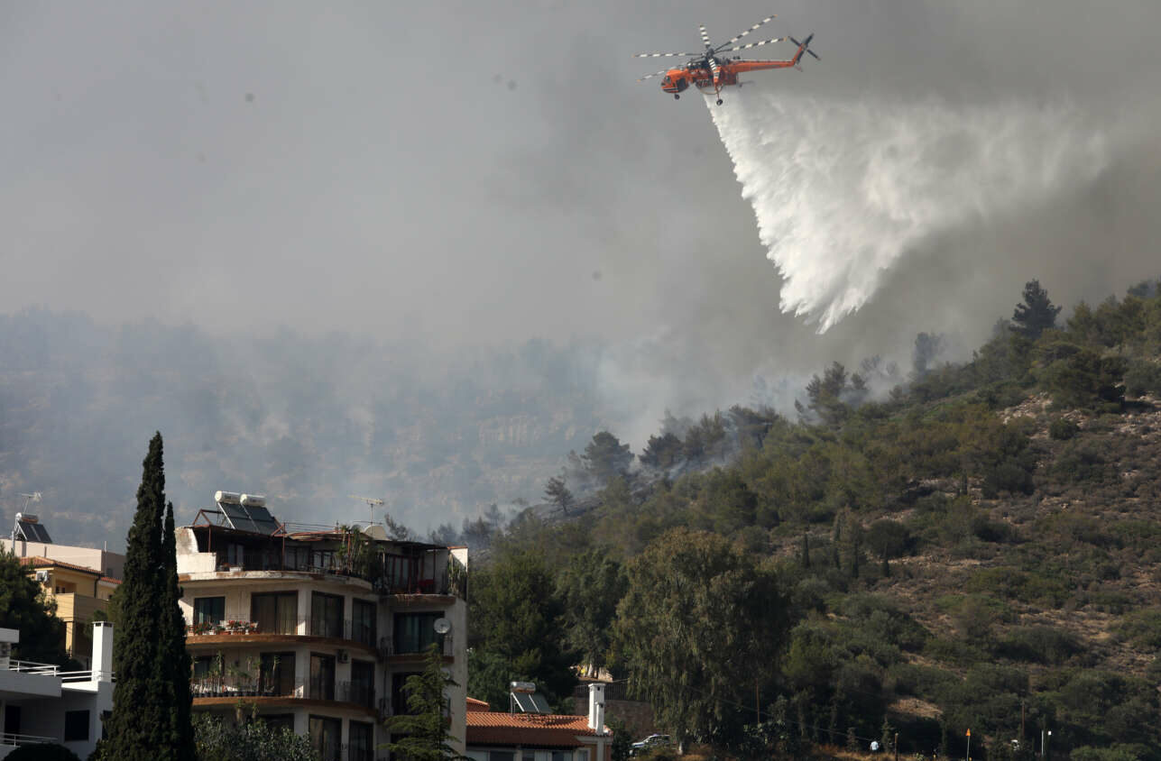 Μαίνεται η φωτιά στη Γλυφάδα – Εντολή εκκένωσης κατοικιών στην Ανω Βούλα – Καίγονται σπίτια και αυτοκίνητα