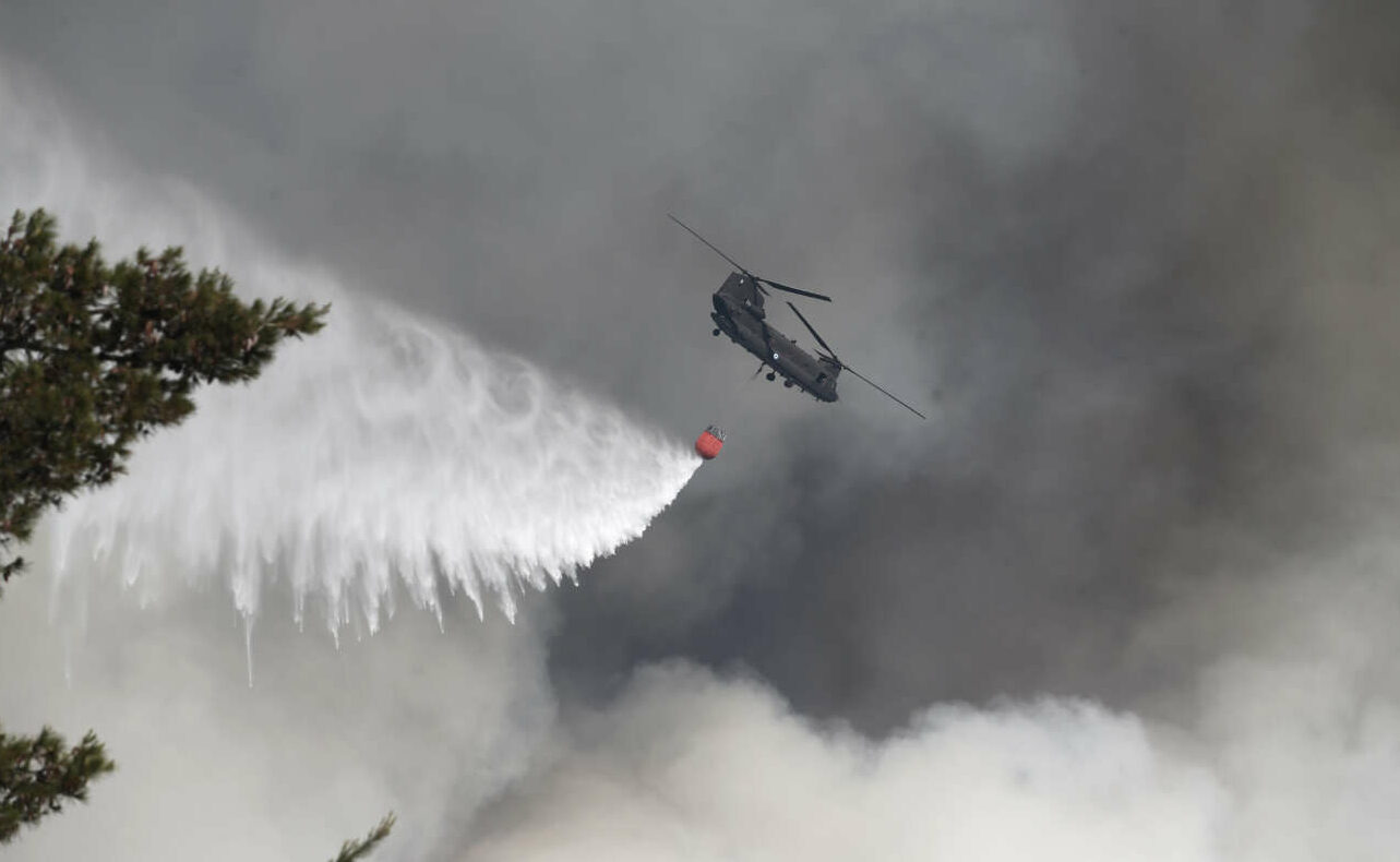 Ελικόπτερο σε μια άνιση -λόγω και των ισχυρών ανέμων- μάχη με τις φλόγες στις πλαγιές του Υμηττού