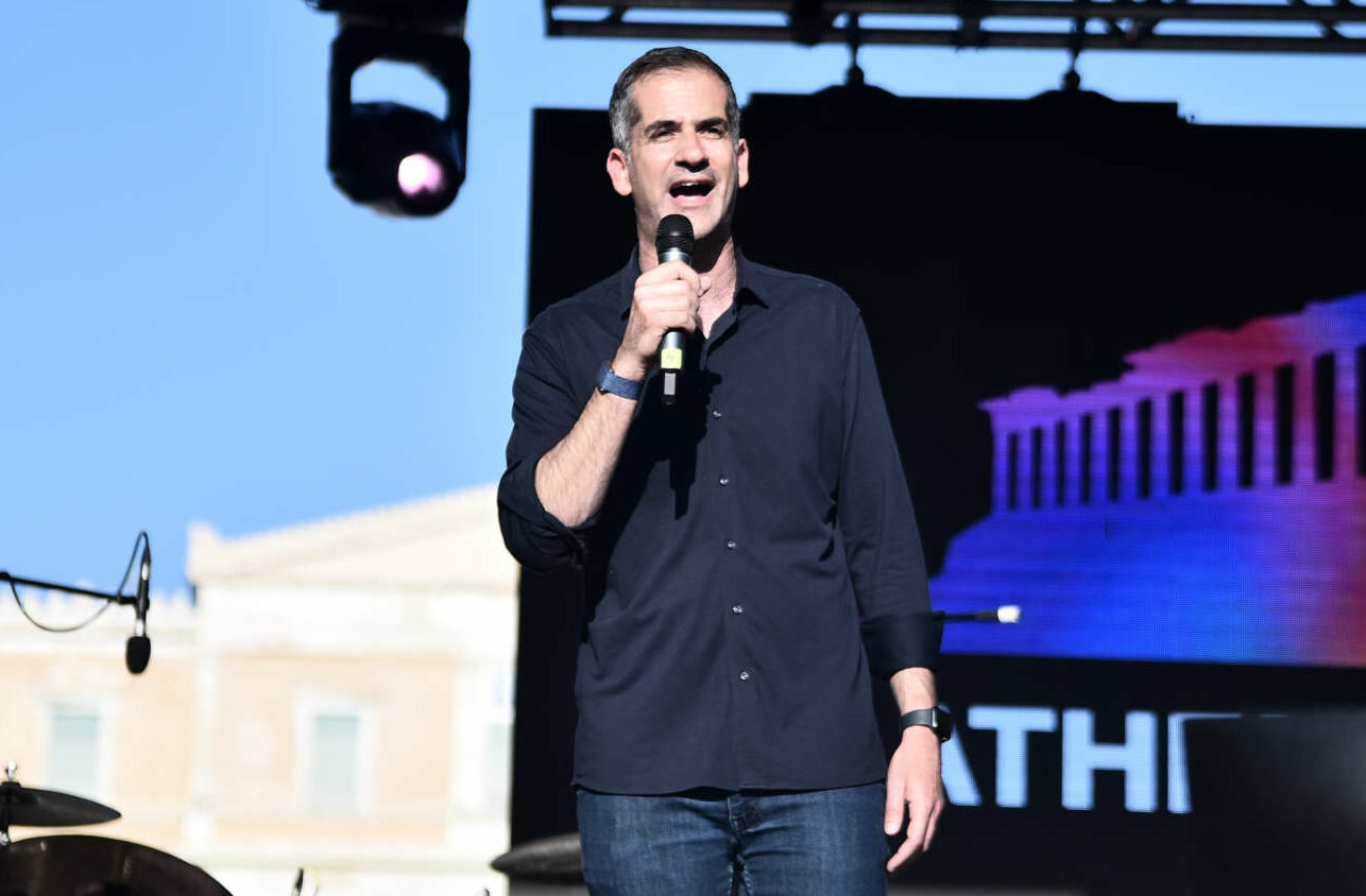 Ο δήμαρχος Αθηναίων, Κώστας Μπακογιάνης, καλωσορίζει τους συμμετέχοντες στο Athens Pride 2022