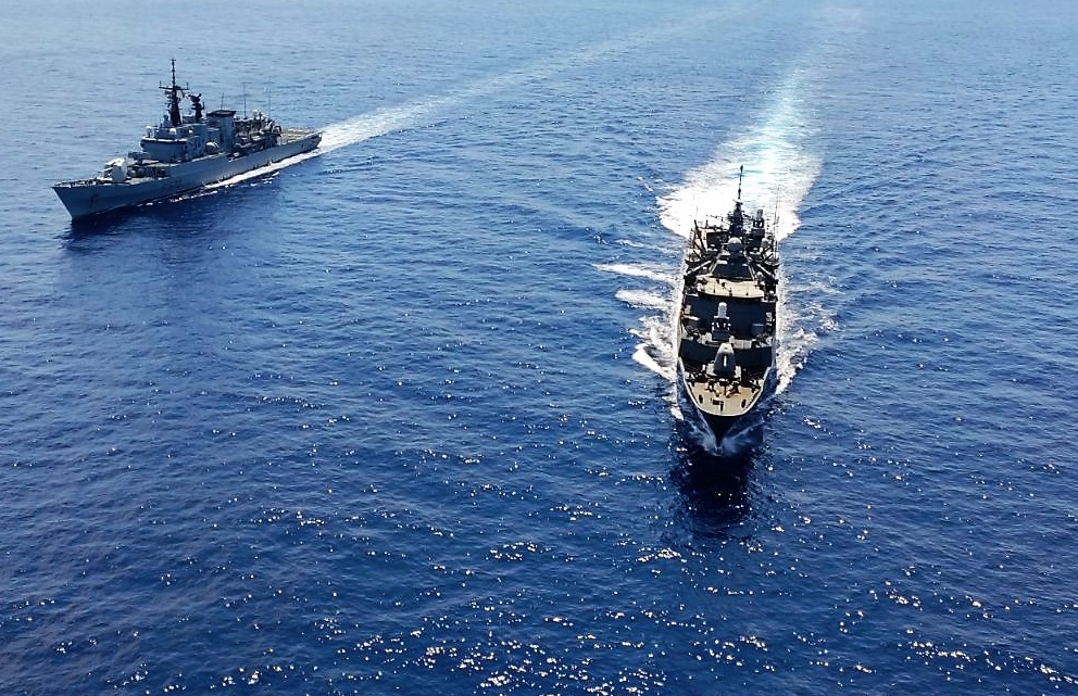 Στιγμιότυπο από την κοινή άσκηση των φρεγατών «Υδρα» του Πολεμικού Ναυτικού μας και «Libeccio» του Πολεμικού Ναυτικού της Ιταλίας – τα δύο ΝΑΤΟϊκά πλοία επιχείρησαν σε επίπεδο «passing exercise» νοτίως της Κρήτης, στο Λιβυκό Πέλαγος