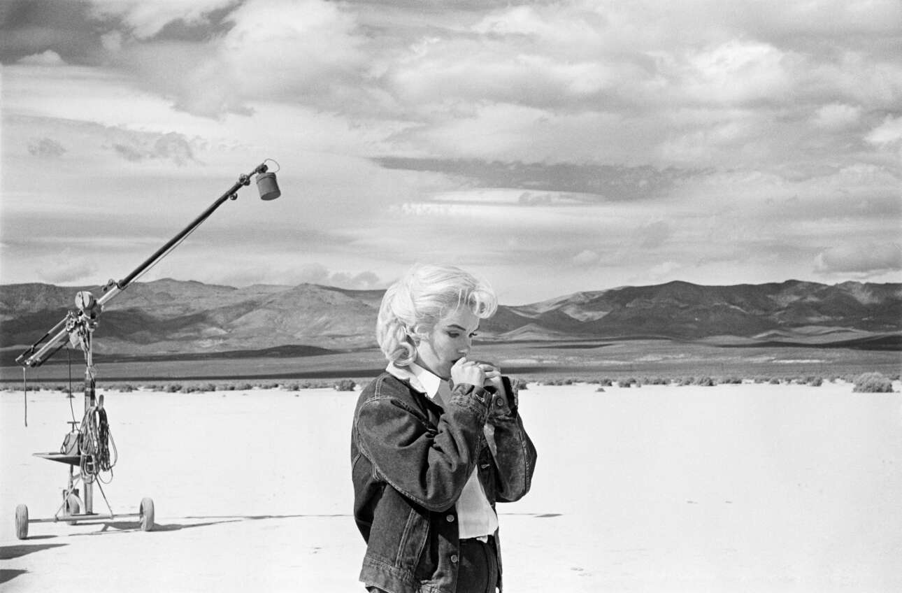 Η Μέριλιν Μονρόε στην έρημο της Νεβάδα κάνει πρόβες τις γραμμές της για μια δύσκολη σκηνή που ετοιμάζεται να παίξει με τον Κλαρκ Γκέιμπλ στην ταινία «Οι Αταίριαστοι», 1960.  Εννέα φωτογράφοι του Magnum κατέγραψαν τη δημιουργία της κλασικής ταινίας από την αρχή μέχρι το τέλος. Οχι μόνο παρείχαν αποκλειστικό διαφημιστικό περιεχόμενο, αλλά και ιστορικό ρεπορτάζ καθώς απαθανάτισαν την κατάρρευση του γάμου της Μονρόε με τον σεναριογράφο της ταινίας Αρθουρ Μίλερ και την τελευταία φορά των Μονρόε και Γκέιμπλ εν δράσει, πριν από τον πρόωρο θάνατό τους